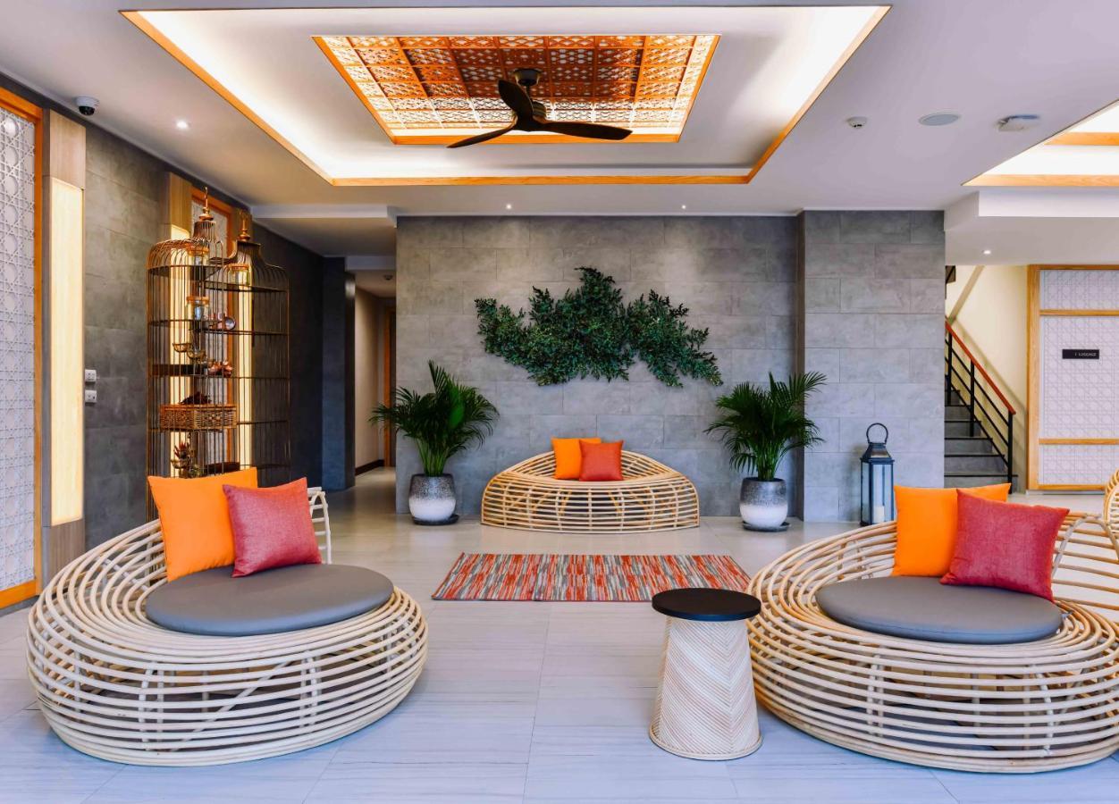 Skyview Resort Phuket Patong Beach Εξωτερικό φωτογραφία The lobby of the resort