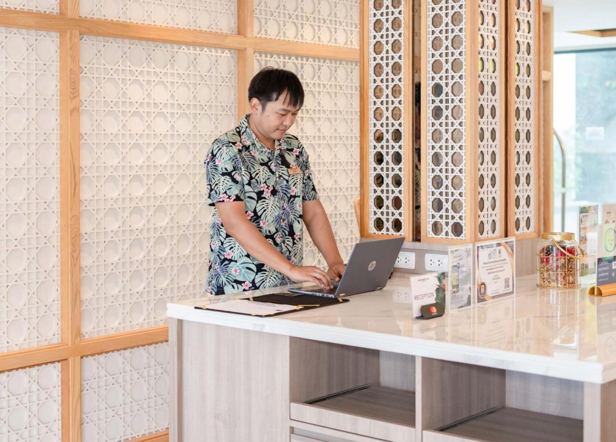 Skyview Resort Phuket Patong Beach Εξωτερικό φωτογραφία A student working at the library