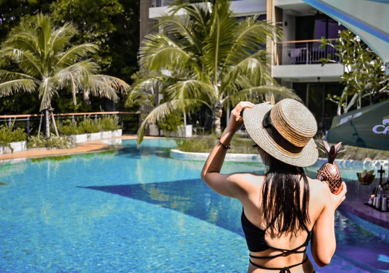 Skyview Resort Phuket Patong Beach Εξωτερικό φωτογραφία A woman at a pool