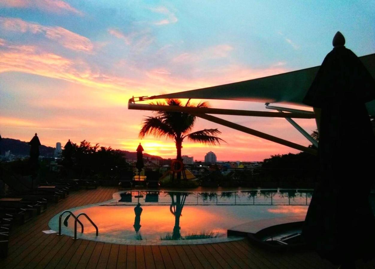 Skyview Resort Phuket Patong Beach Εξωτερικό φωτογραφία Sunset at the pool