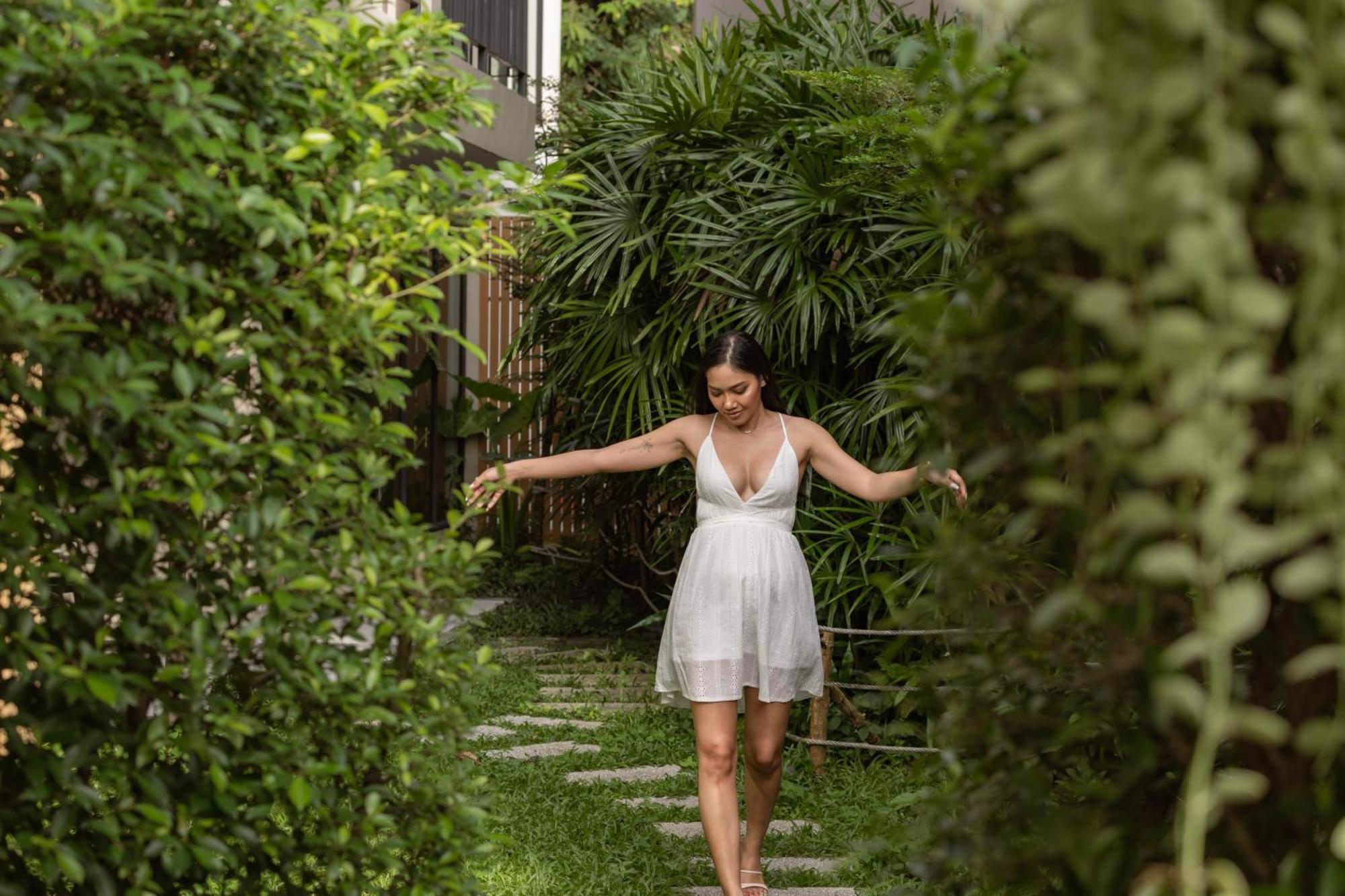 Skyview Resort Phuket Patong Beach Εξωτερικό φωτογραφία A woman walking through a garden