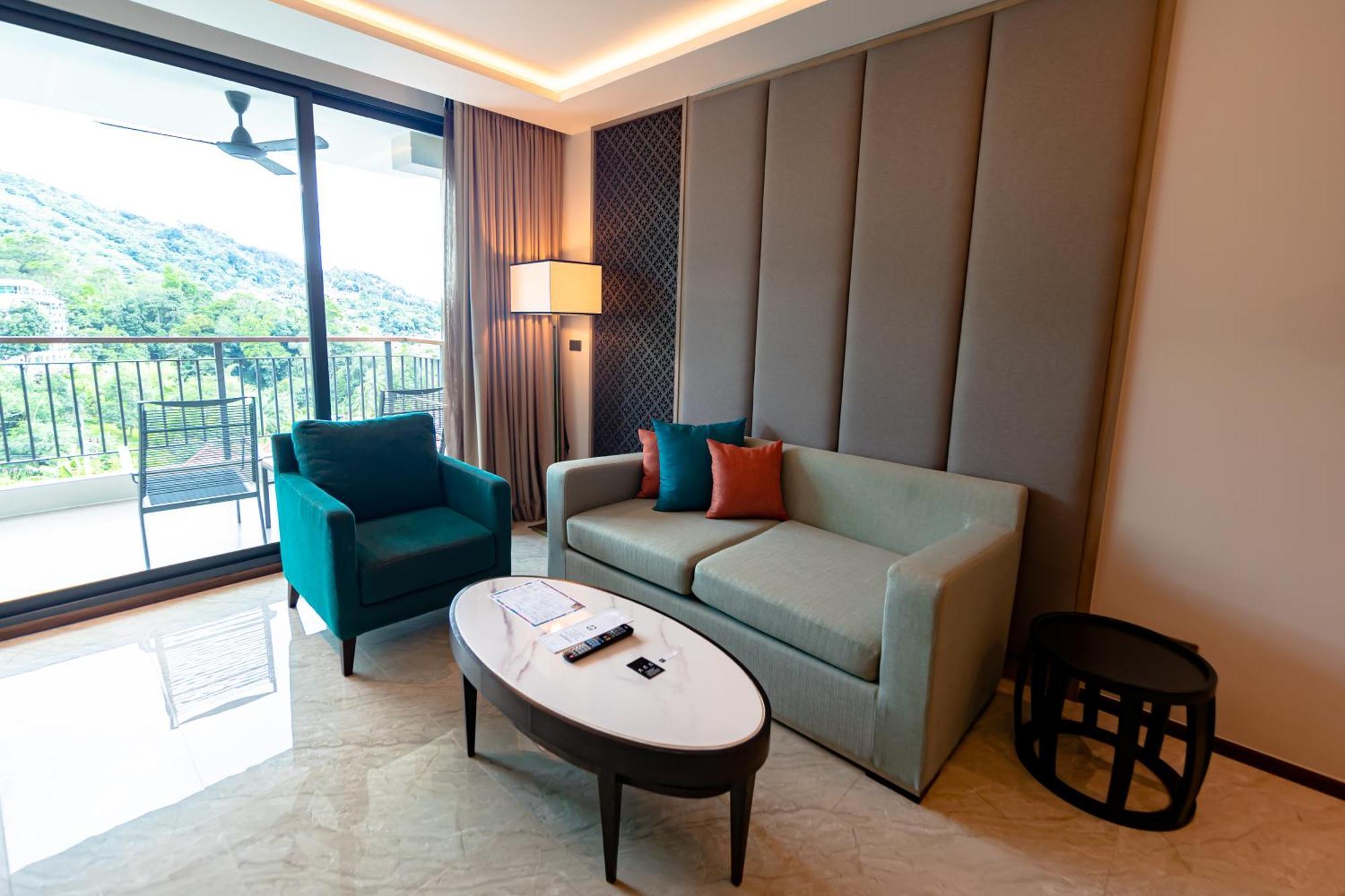 Skyview Resort Phuket Patong Beach Εξωτερικό φωτογραφία Living room of a suite